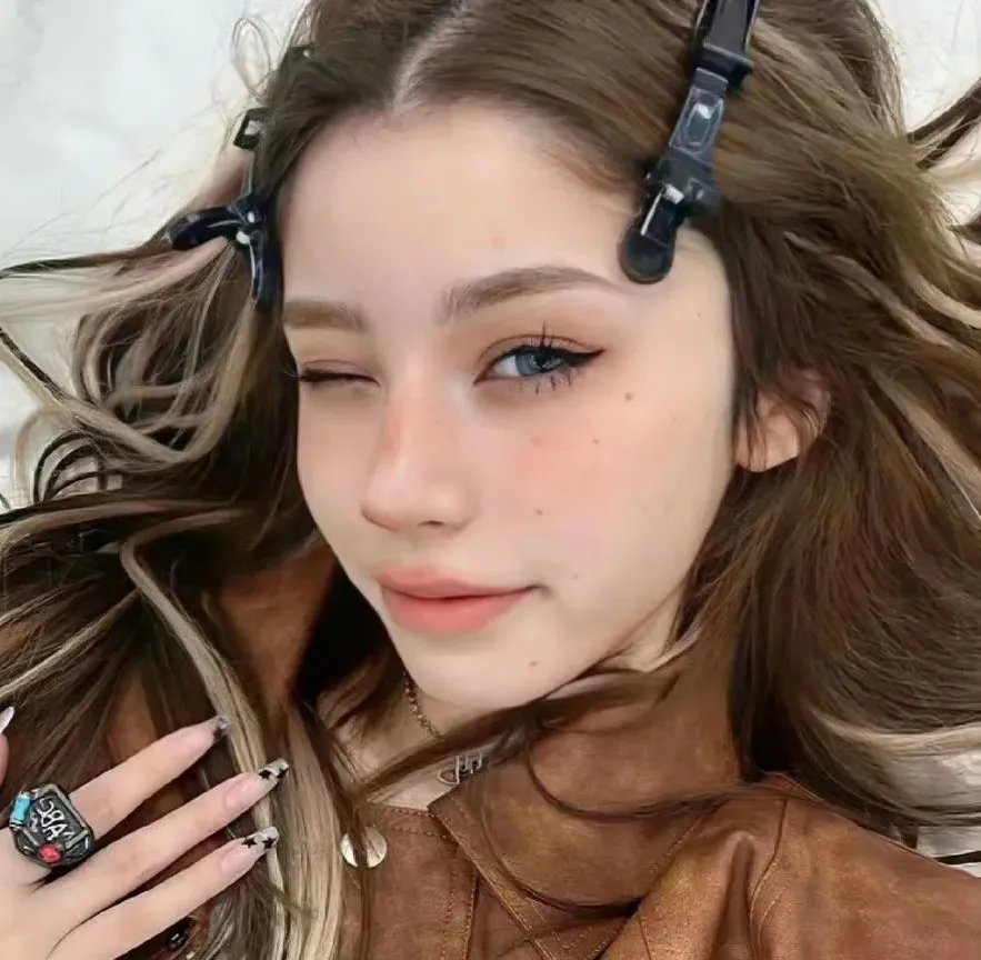 今天的她们封面